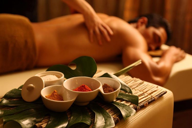 мужчина на сеансе эротического массажа по-китайски